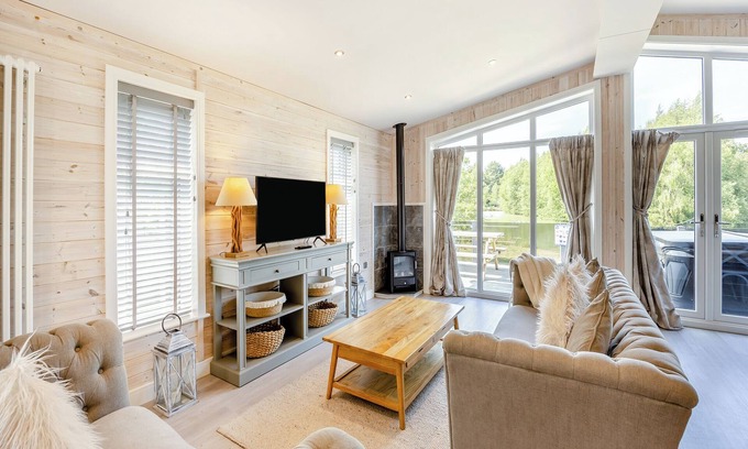 Woodhall Spa Ski Chalet | Luxury new Lakeside lodge with spacious and open plan living and kitchen area.