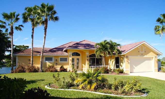 Pelican House | Luxury Newly Furnished Villa, Heated Infinity Pool/Spa, Gulf Access, free WiFi