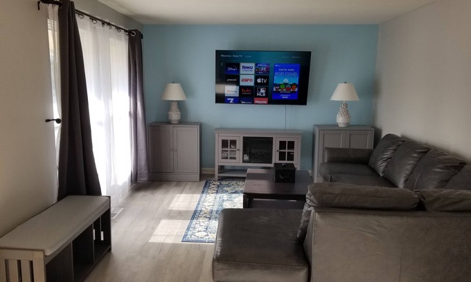 Canton House | *Luxury* - Newly Renovated 3 BR Oasis - Canton/Plymouth/Ann Arbor