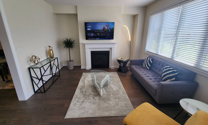 Thorold House | Luxury Niagara Retreat ,15 min drive to Niagara Falls, 4 bdrms, sleeps up to 9