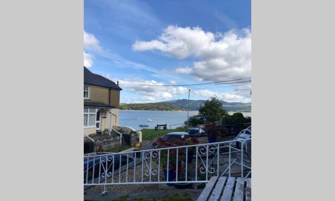 Borth-y-Gest House | Luxury on Borth y Gest Bay!