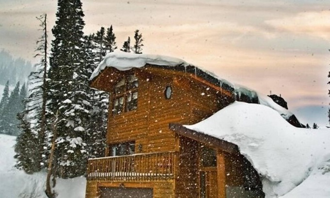 Salt Lake Mountain Resorts Ski Chalet | Luxury On Mountain Ski Accommodation located between Alta and Snowbird