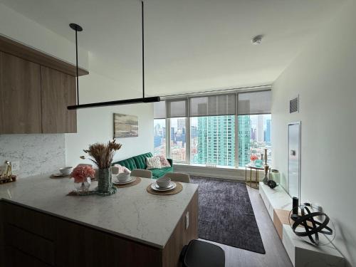 The Loop Apartment | Luxury on the Lakefront - Chicago High Rise 1 Bedroom