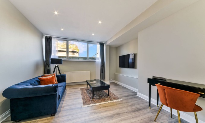 Farringdon Apartment | Luxury one bedroom apartment minutes from Farringdon Station!