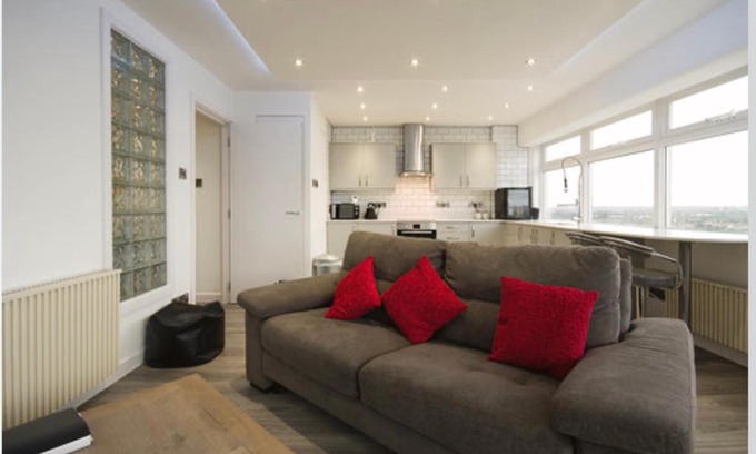 Swindon Apartment | Luxury Panoramic Balcony Swindon Central