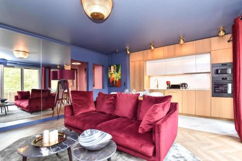 Croulebarbe Apartment | luxury Paris La Vie En Rose jacuzzi terrasse Parking