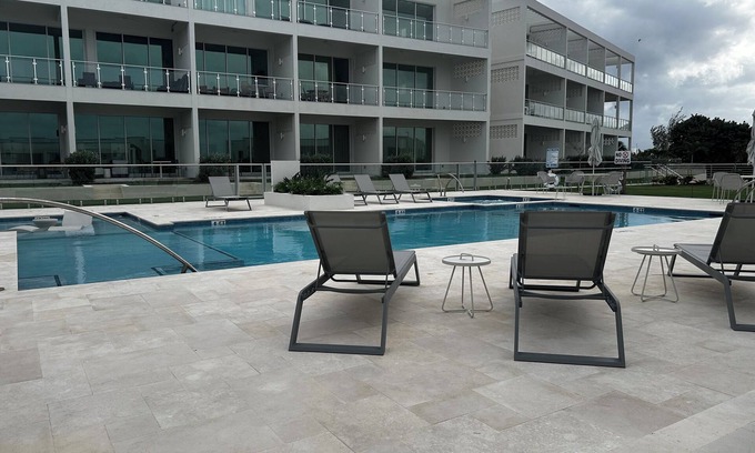 Northwest Point Condo | LUXURY PENTHOUSE 3 BED 3 BATH CONDO NEAR AMAZING SHORE DIVING