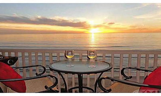 Solana Beach Condo | Luxury Penthouse Beachfront Getaway - Spa, Air conditioning, High speed Wifi.
