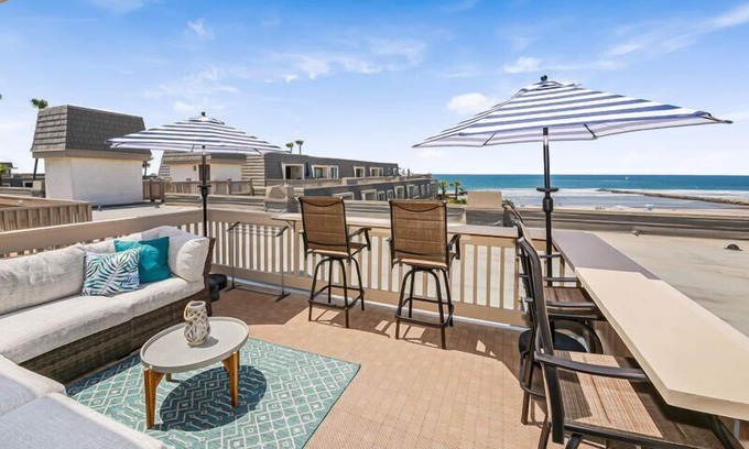 Townsite Condo | Luxury Penthouse -Panoramic Ocean Views 4 queen beds -North Coast Village G312