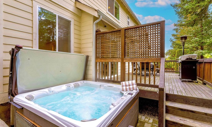 Newcastle House | Luxury Pet-Friendly 4 BR with Hot Tub & Game Room