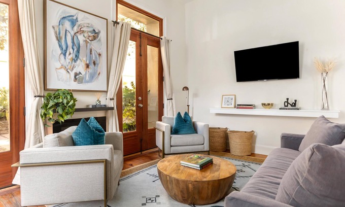 Charleston Historic District House | Luxury Pied-à-terre in Charleston's French Quarter!