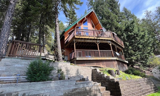 East Kootenay Villa | Luxury Private 150 foot Beachfront Lakehouse (sleeps 14) with two large docks.