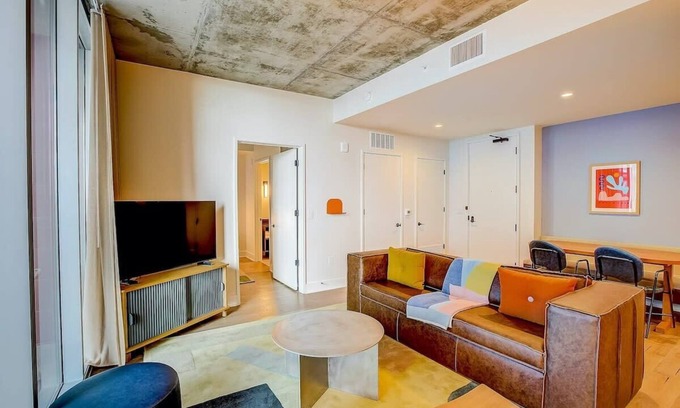 Rainey Street Historic District Condo | Luxury Rainey St 2BR | Rooftop Pool | COTA 10 miles