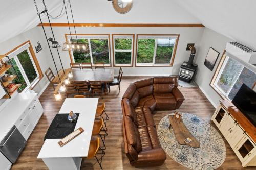 Paradise Estates House | Luxury Rainier Cabin-Sauna-Hot Tub-EV-WiFi