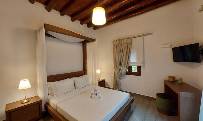 Vourkoti Villa | Luxury Retreat Close to Achla and Gerolimini - 4 Bdrms- 25 min From Andros Town