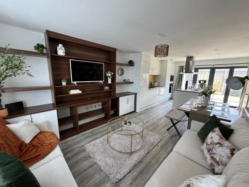Failsworth House | Luxury Retreat for 10 with Hot Tub and Spacious Garden
