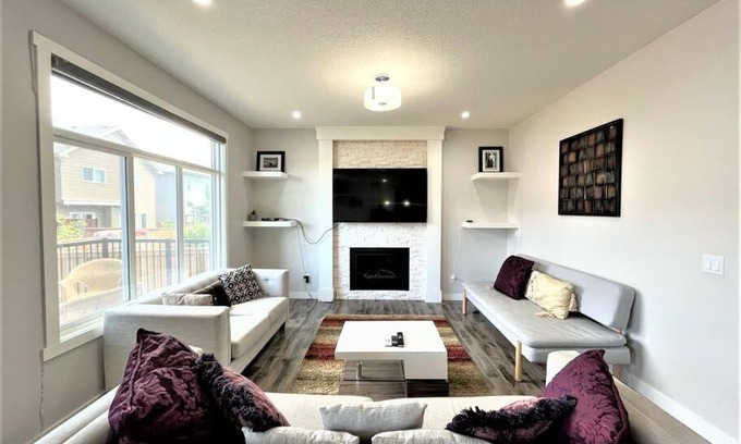 Southeast Calgary House | Luxury Retreat For Large Groups