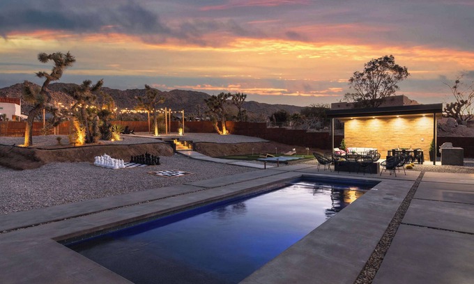 Joshua Tree House | LUXURY RETREAT (HeatedPool/Jacuzzi)