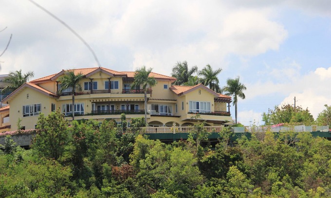 Cebu Villa | Luxury Retreat High Above the Crowd