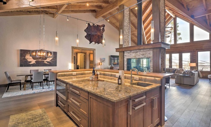 The Highlands House | Luxury Retreat - Hot Tub & Views!