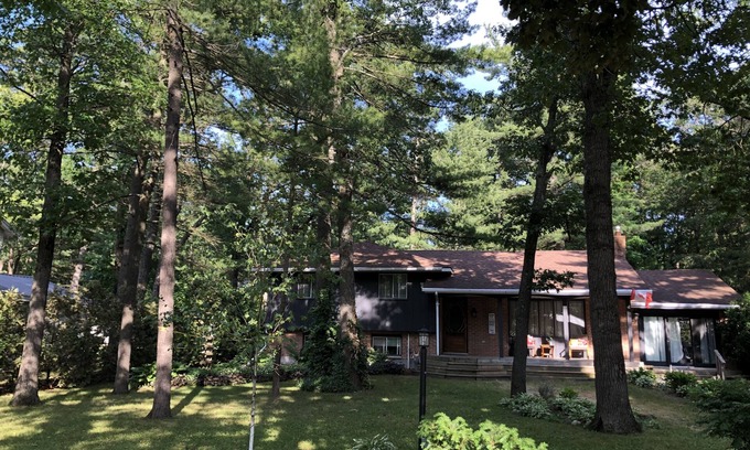 Port Franks Cottage | Luxury retreat-King Beds- Game Room- Hot Tub-Private Beach Access