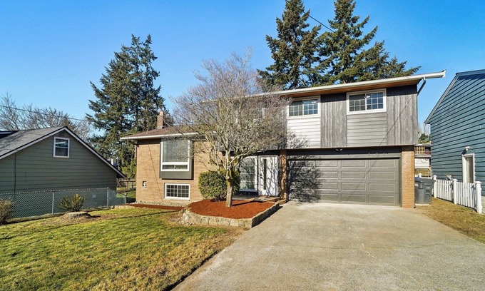 White Center House | Luxury Retreat near beaches, Only 12 miles to Seattle