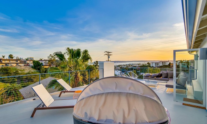 Park West House | Luxury Retreat with Ocean & Canyon panoramic views, 5min to dwtn, multiple decks