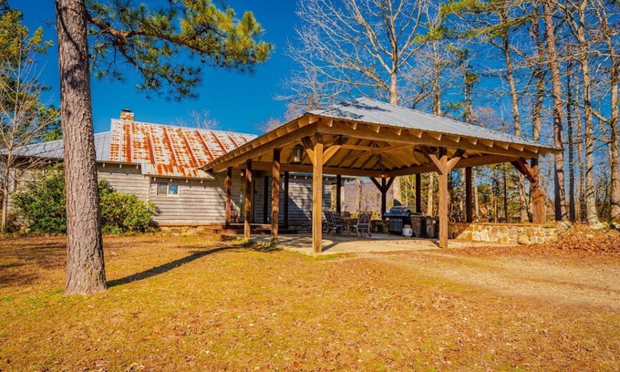 Hochatown Cabin | Luxury River Front Cabin on Glover River 15 Mins North of Hotchatown