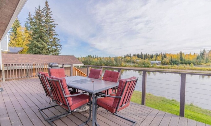 College House | Luxury Riverside Chena River House South Suite