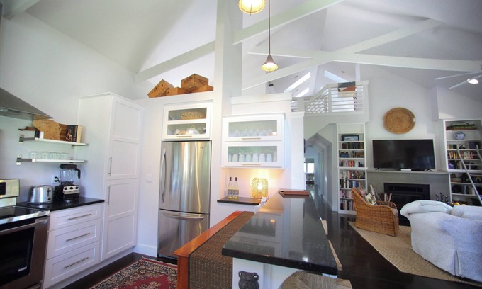 Ingalls House | Luxury Riverside Cottage with Kayaks