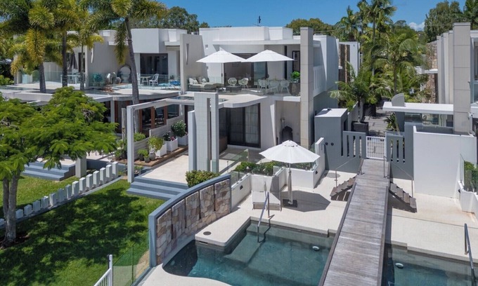 Noosaville Apartment | Luxury Riverside Escape