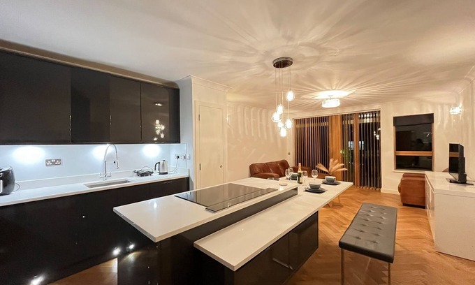 Crofton Park Apartment | Luxury Riverside Retreat with Bath Jacuzzi in Central London