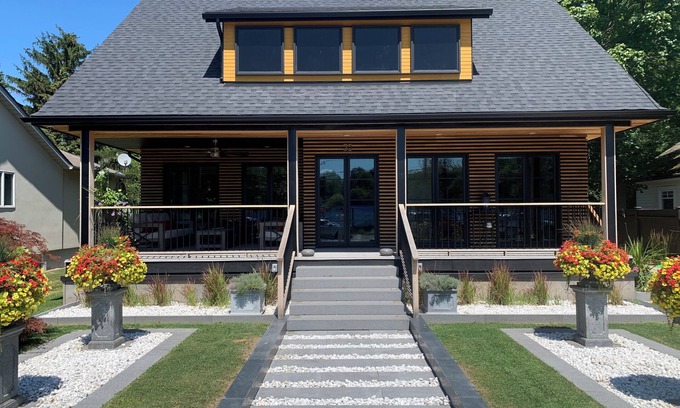Old Town Historic District Bed & Breakfast | Luxury Romantic Private Suite With Lounge. New August 2025, Historic District.