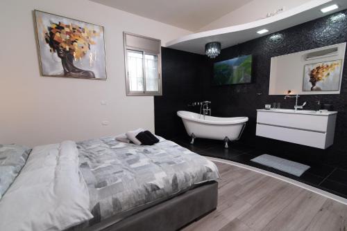 Haifa Apartment | Luxury Room Bahai's Garden