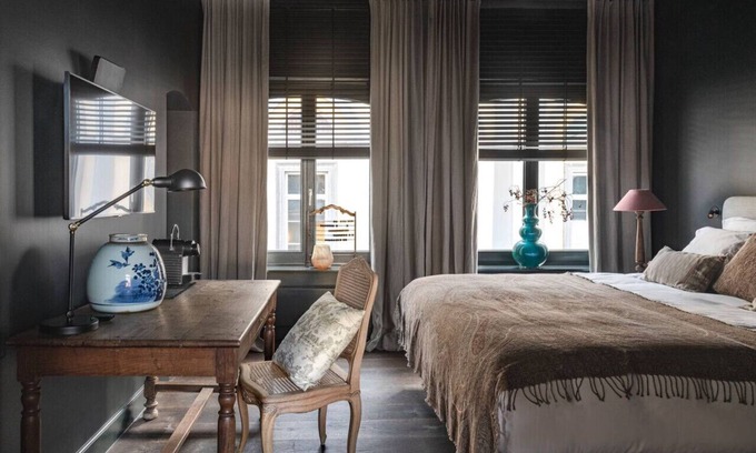 Historical Center Bruges Condo | Luxury room with en suite bathroom - The Safe