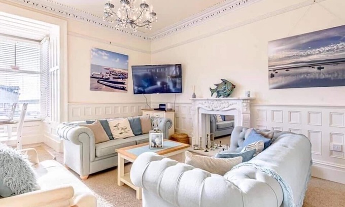 Aberdovey Apartment | Luxury Seafront Apartment in Aberdovey -pets allowed/free parking -sleeps 8