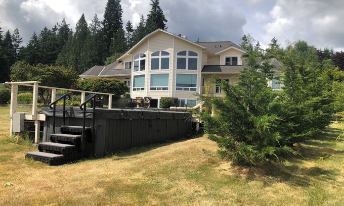 Kingston Resort | Luxury Seafront Stay with Separate Entrance at Gate Way to Olympic National Park