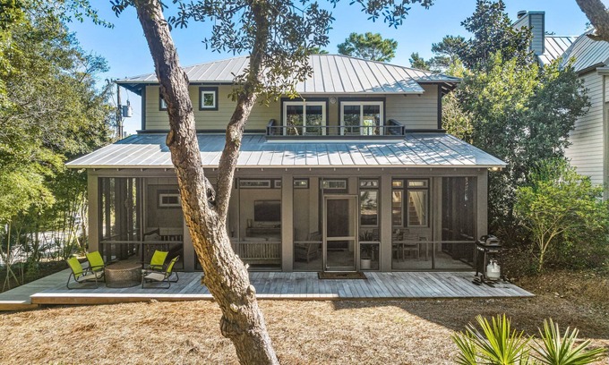 Seagrove Beach House | Luxury Seagrove Beach retreat 5-mins to Gulf & Seaside, bikes included, sleeps 8