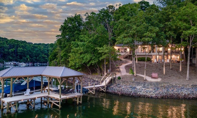 Steele Creek House | Luxury Secluded Lake Home w King Bd Beach + Views