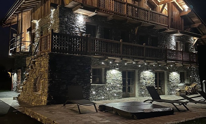 Champagny-en-Vanoise Ski Chalet | LUXURY SELF CATER CHALET - PRIVATE SWIMMING POOL - STEAM ROOM - OUTDOOR HOT TUB