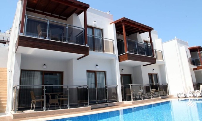 Turgutreis Apartment | Luxury self catering 1 bedroom holiday apartment with communal swimming pool.