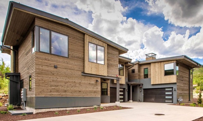Park City House | Luxury-SKI -IN*hot-tub*sleeps*12, walk to ski