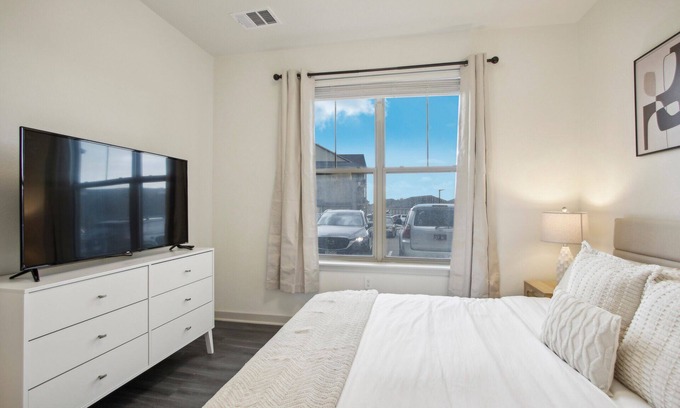 Colorado Springs Apartment | Luxury Spacious 2 Brm Gym, Pool, King Beds 102