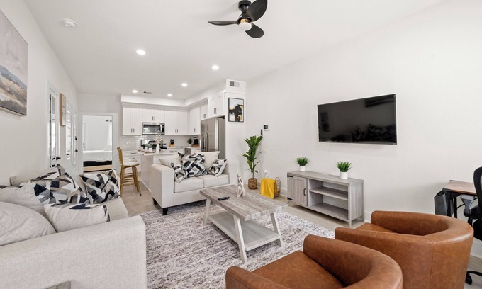 Southeast Houston House | Luxury Spacious Home 6bedrms 8beds 16 guests nearDowntown Houston, NRG WIFI AC