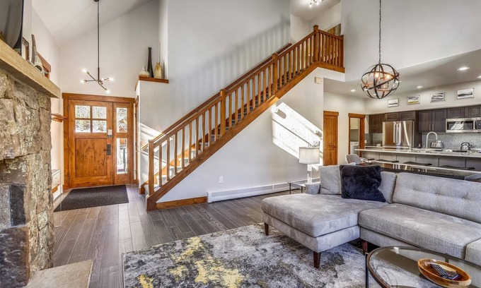 Breckenridge House | Luxury stay at Mountain Thunder Lodge 305: spacious 3-bedroom townhome in Breckenridge for 6 guests.