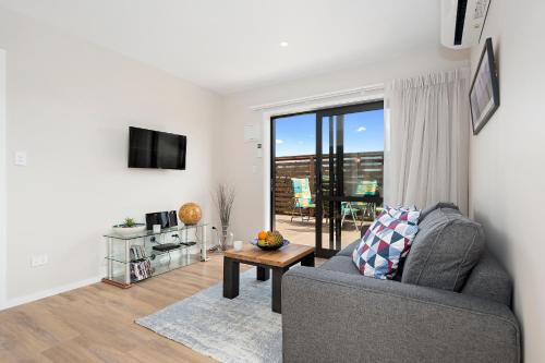 Welcome Bay Apartment | Luxury Stay - Parrot Nest - Brand New