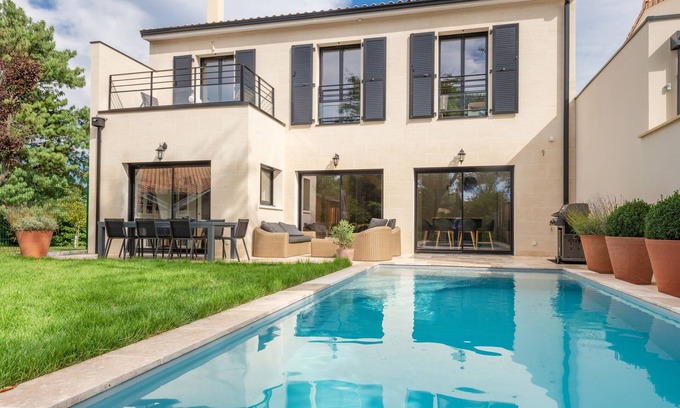 Pessac House | LUXURY STONE HOUSE IN THE HEART OF THE BORDEAUX VINEYARDS