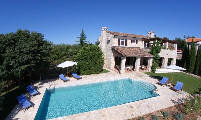 Vizinada Villa | Luxury Stone Villa with Large Heated Pool, Air-Con, Sea and Vineyard Views