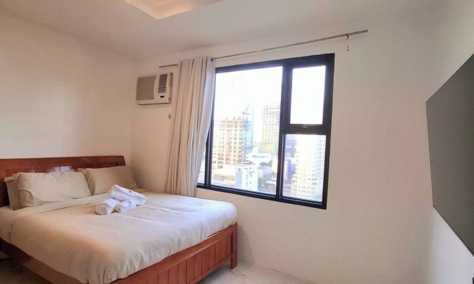 Ermita Night District Apartment | Luxury Studio with WiFi, AC in vibrant Manila Pool Netflix