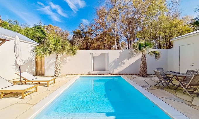 Arp House | Luxury stunner with private pool, cabana, chef's kitchen, & AC - dog-friendly